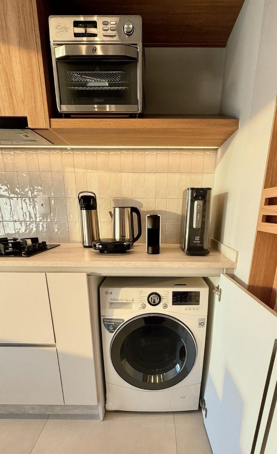 Coffee/tea facilities, Kitchen or kitchenette, oven, stove, toaster, washing machine, dryer