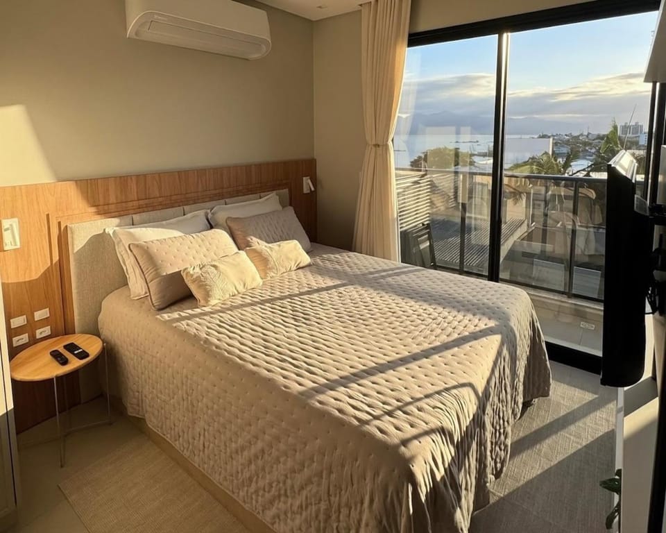Bed, Natural landscape, TV and multimedia, View (from property/room), Photo of the whole room, Bedroom, air conditioner