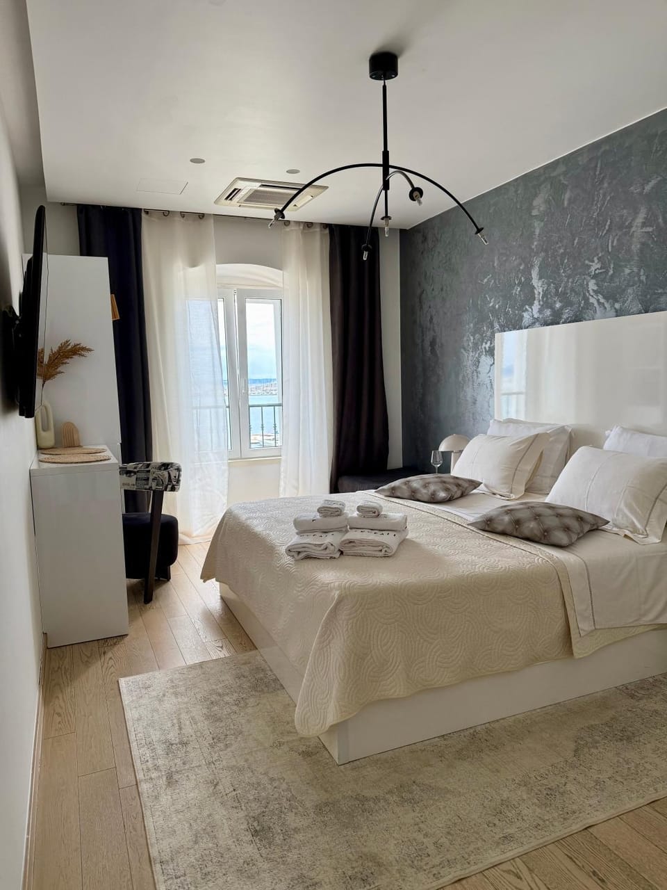 Bed, Photo of the whole room, towels