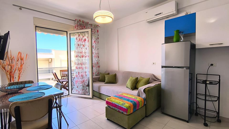 Kitchen or kitchenette, Living room, Seating area, Dining area, oven, air conditioner