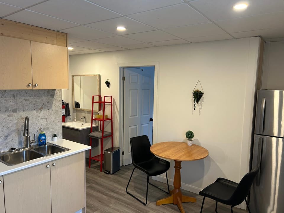 Couples pleasant Village getaway Queen Bed Apartment in Lac-Brome