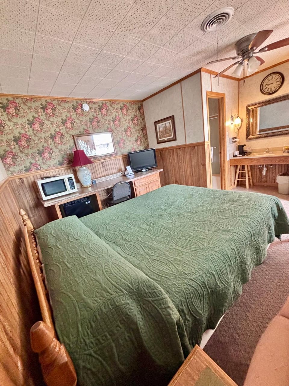 Bed, TV and multimedia, Bedroom, microwave