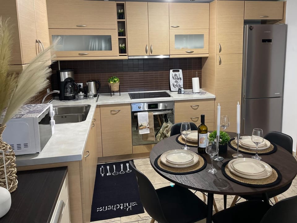 Coffee/tea facilities, Kitchen or kitchenette, Dining area, oven, stove