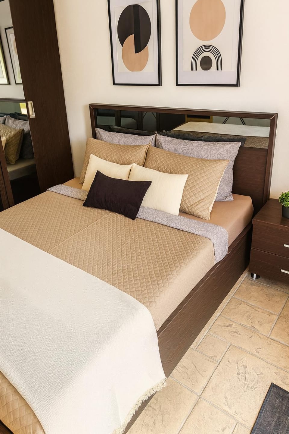 Bed, Photo of the whole room, Bedroom