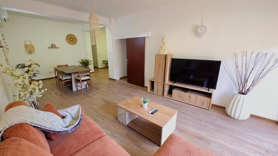TV and multimedia, Living room, Seating area, Dining area