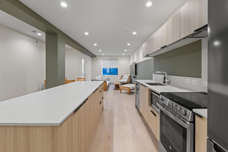 Kitchen or kitchenette, Dining area, dishwasher, oven