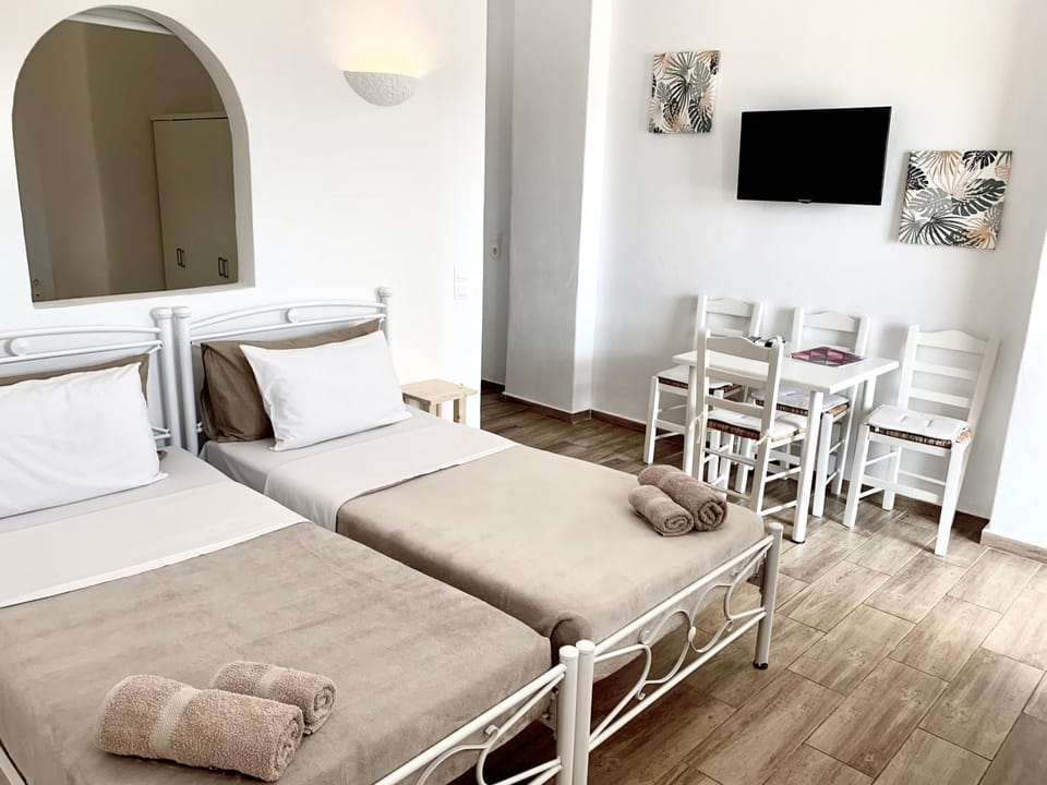 Kitchen or kitchenette, Seating area, Dining area, Bedroom