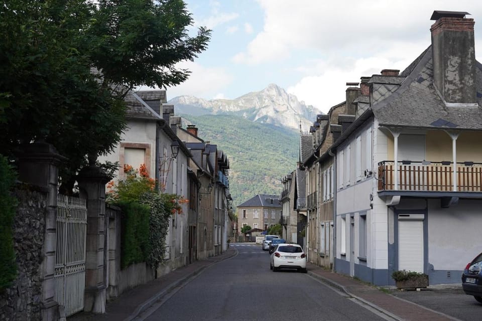 Day, Neighbourhood, Natural landscape, Mountain view, Street view, Location, Parking