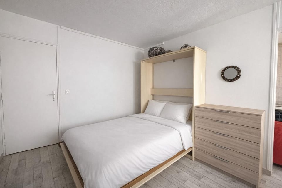 Bright sea-view balcony getaway Apartment in Nice