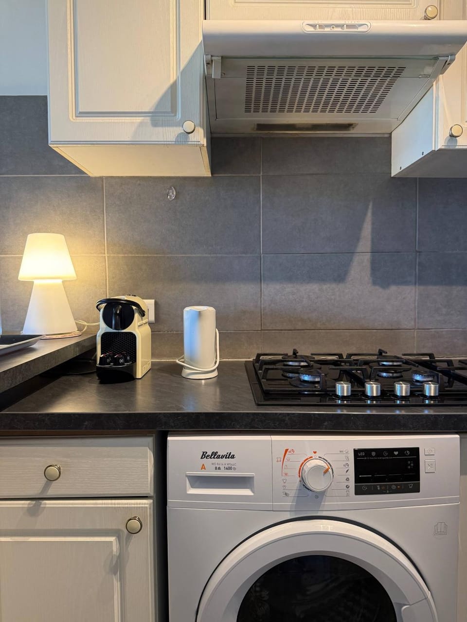 Coffee/tea facilities, Kitchen or kitchenette, stove, washing machine