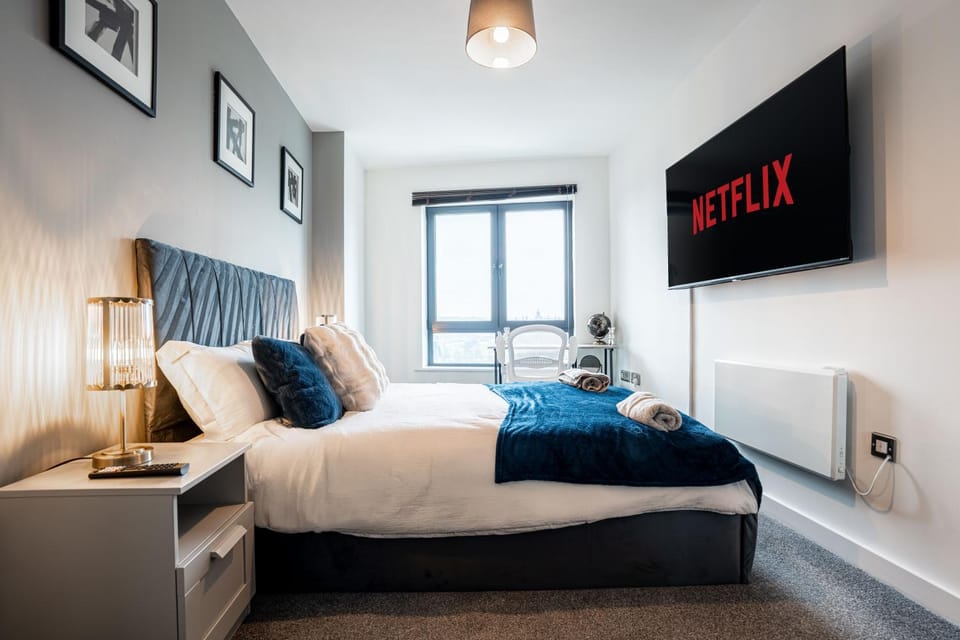 Bed, TV and multimedia, Photo of the whole room, Bedroom