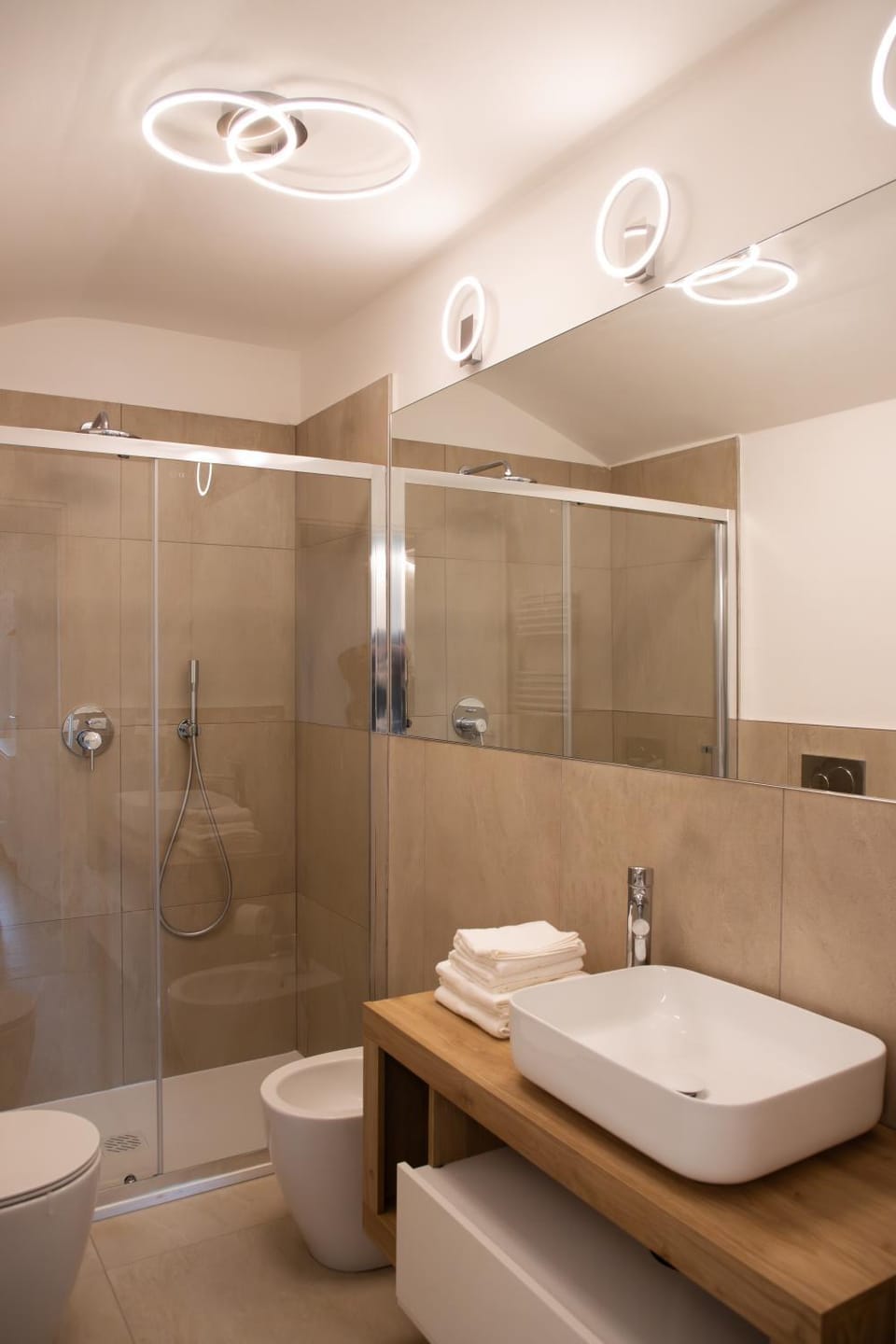 Shower, bidet, hair dryier, towels, dryer