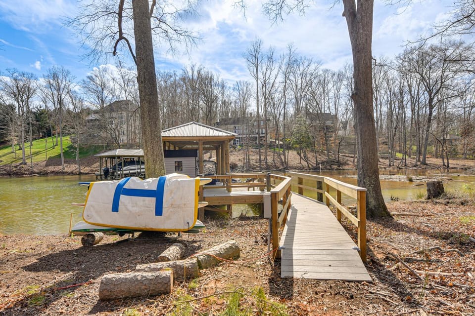 Sprawling Group Getaway with Dock on Lake Wylie! House in Lake Wylie