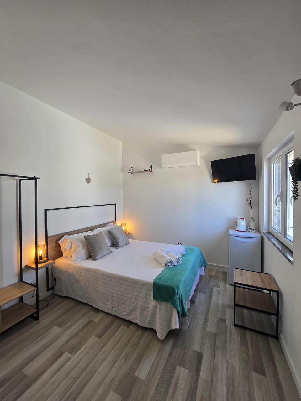 Bed, TV and multimedia, Bedroom, minibar, towels, air conditioner