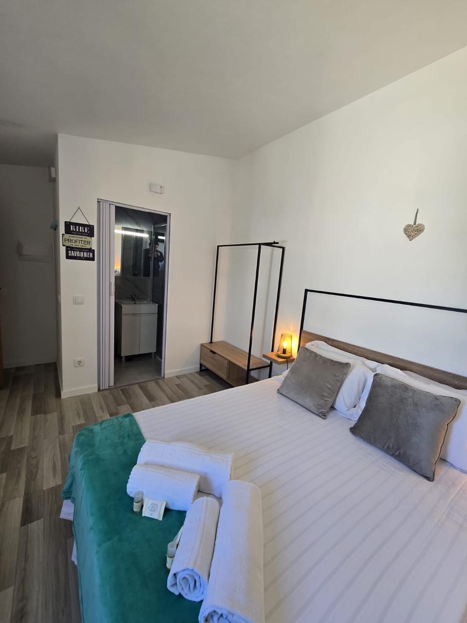 Bed, Bathroom, Bedroom, towels