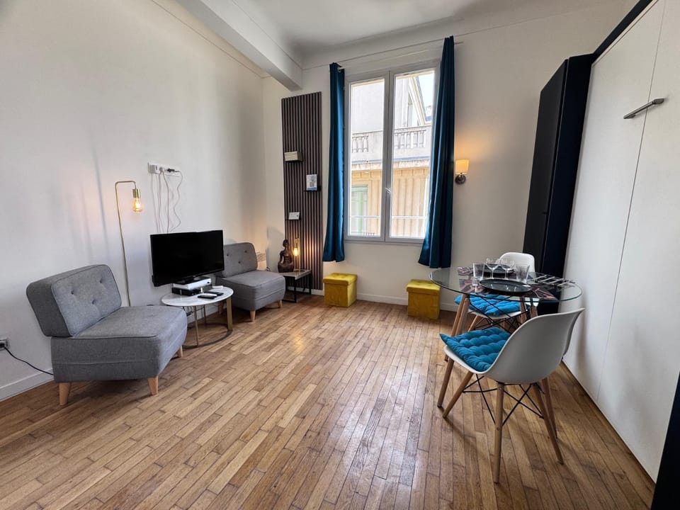Communal lounge/ TV room, Living room