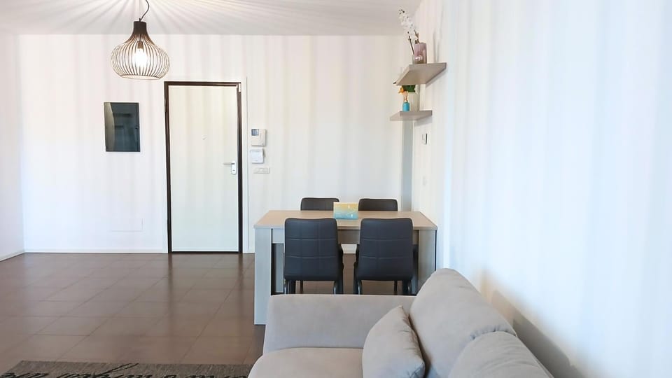 CN037 - Cesenatico, elegante trilocale con balcone e garage Apartment in Cesenatico