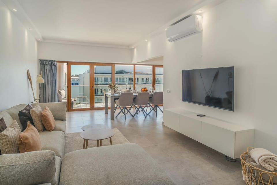Alba Marina Apartment, with 3 Bedrooms and Hotel Pool Apartment in Lagos