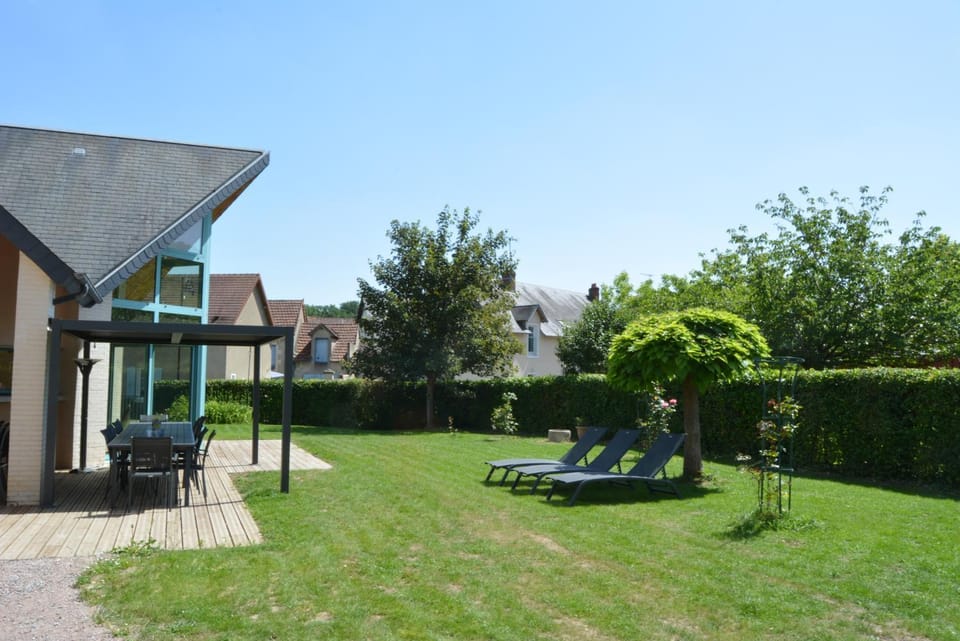 Property building, Garden view, sunbed