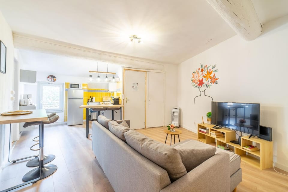 Communal lounge/ TV room, TV and multimedia, Kitchen or kitchenette, Living room, Seating area, Dining area, minibar, stove