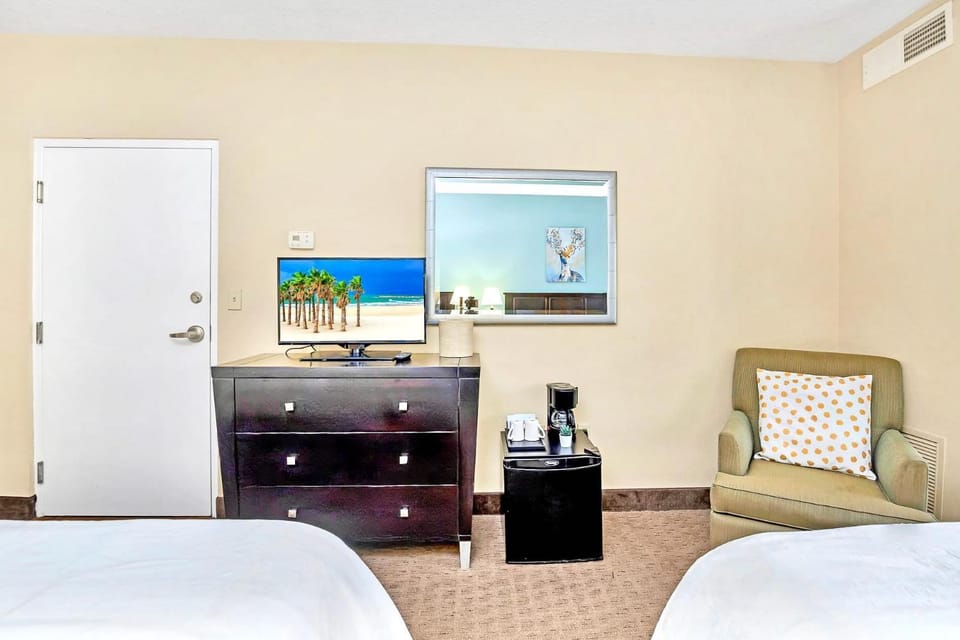 TV and multimedia, Seating area, Bedroom, air conditioner