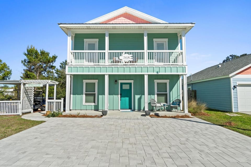 Property building, Day, Neighbourhood, Natural landscape, Balcony/Terrace, Balcony/Terrace, Seating area, Parking