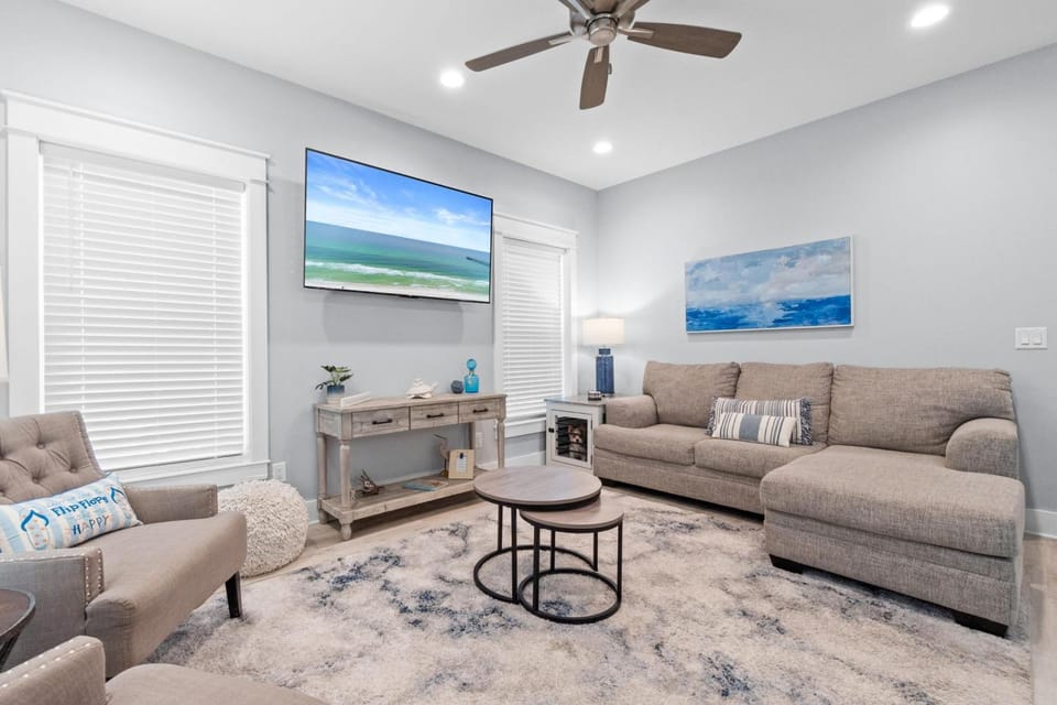 TV and multimedia, Living room, Decorative detail, Seating area