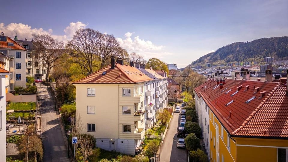 Modern 2BR Balcony - Near Cruise Terminal Apartment in Bergen