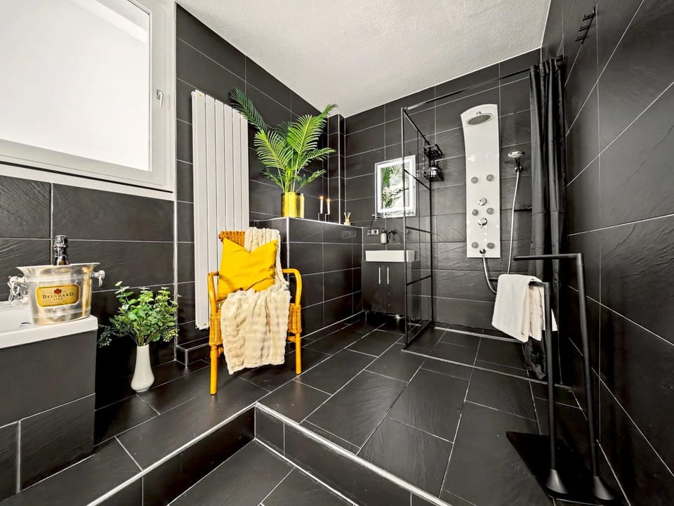 Shiny Loft für bis zu14, Sauna, Billardtisch, 3 Badezimmer Apartment in Nuremberg
