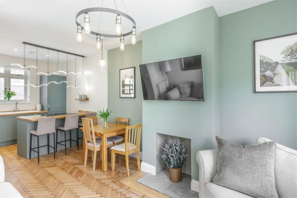 Kitchen or kitchenette, Living room, Seating area, Dining area