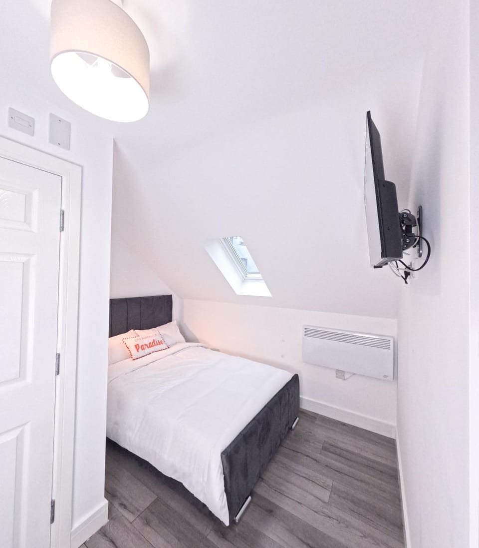 Bed, Photo of the whole room, Bedroom