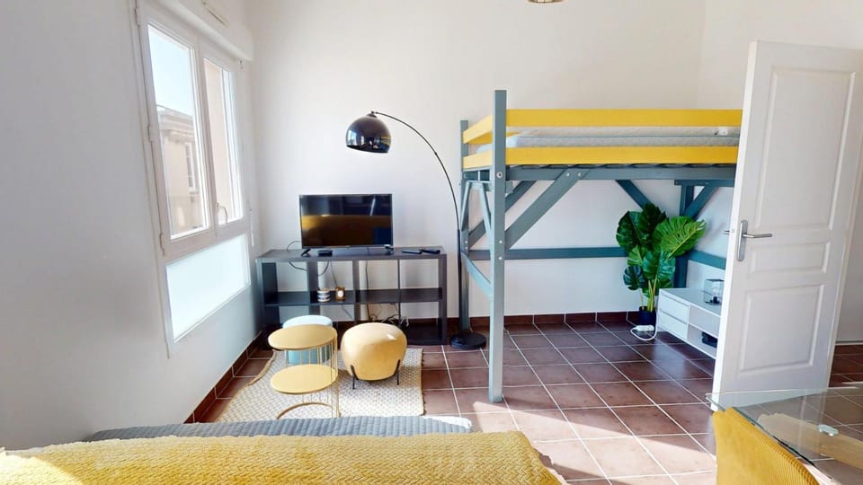 Bed, Living room