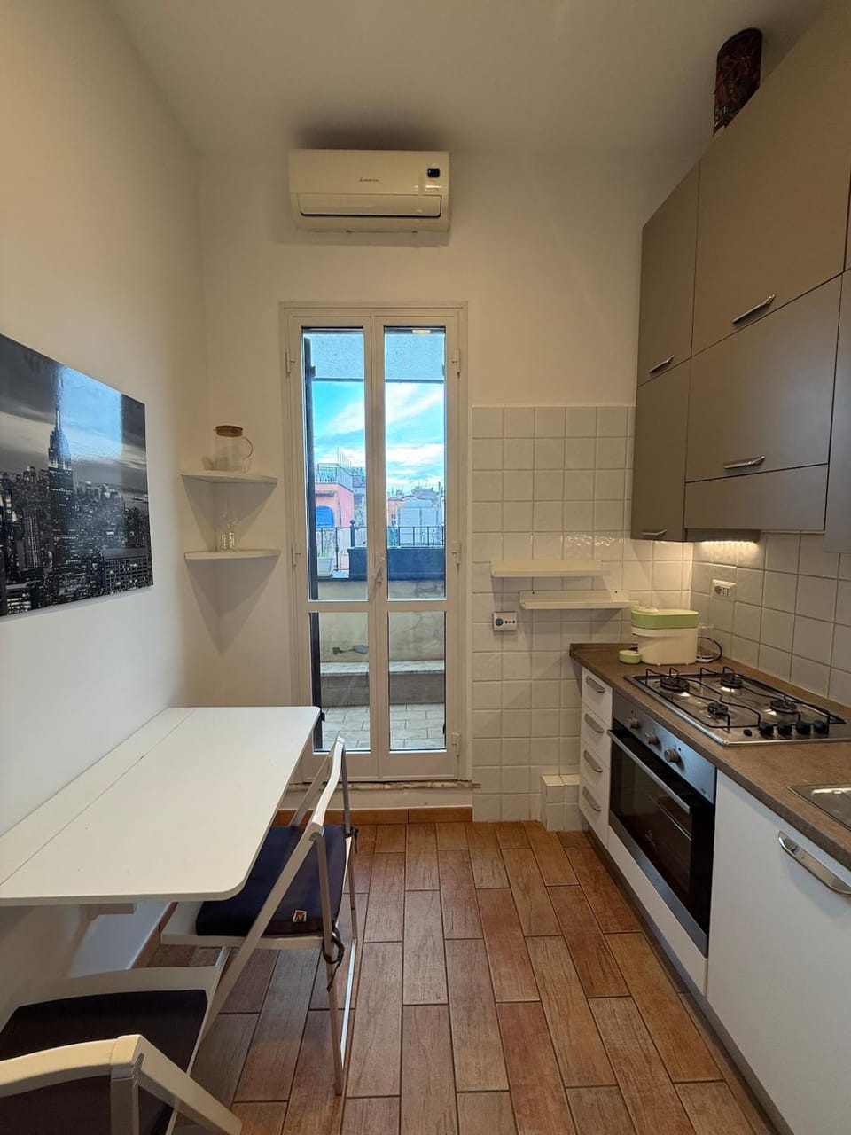 Coffee/tea facilities, oven, stove, kitchen, kitchen, air conditioner, air conditioner