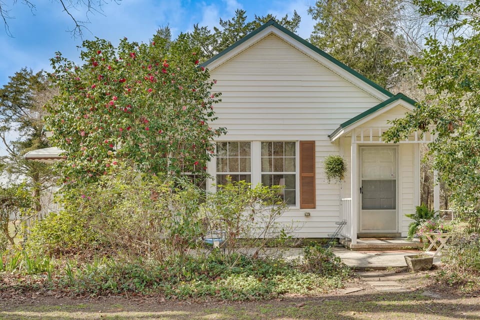 2-Acre Farmhouse w/ Animals! Allendale Retreat House in South Carolina