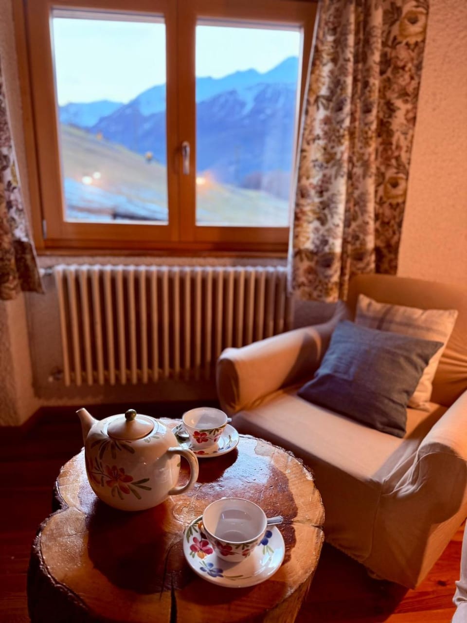 Living room, Seating area, Mountain view