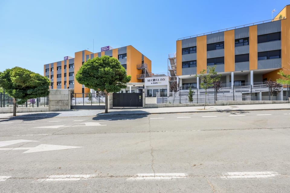 Off site, Location