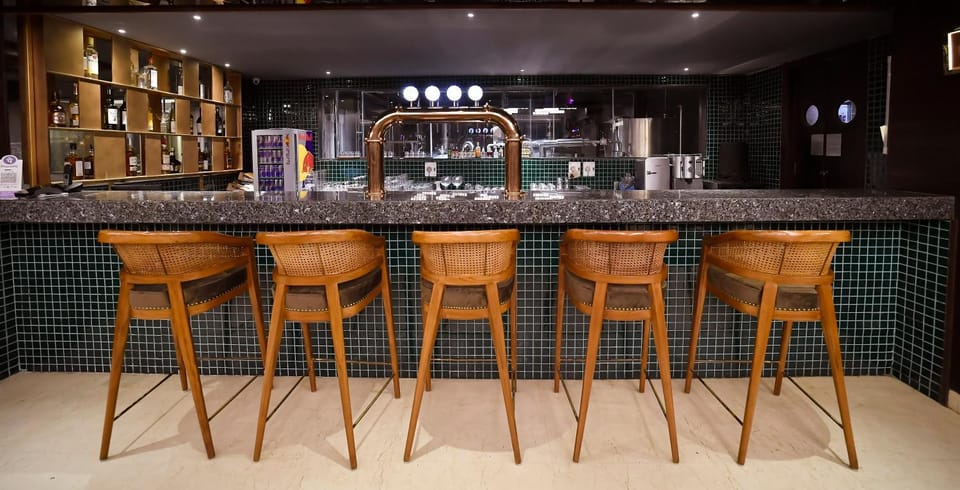 Restaurant/places to eat, Restaurant/places to eat, Food and drinks
