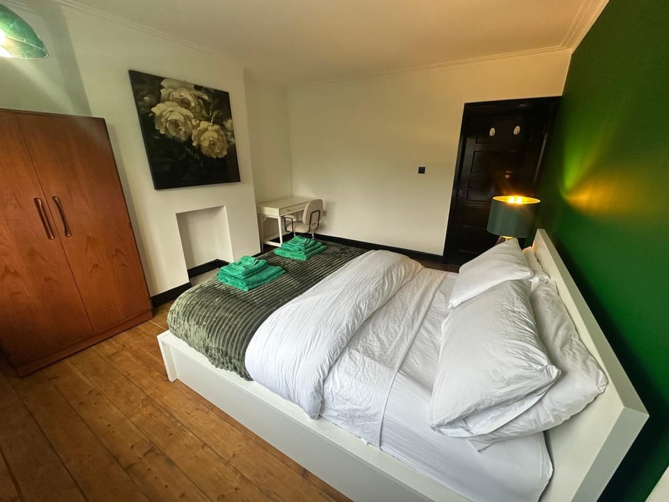 1970s Mid-Century Home with Iconic Bedrooms Apartment in Enfield