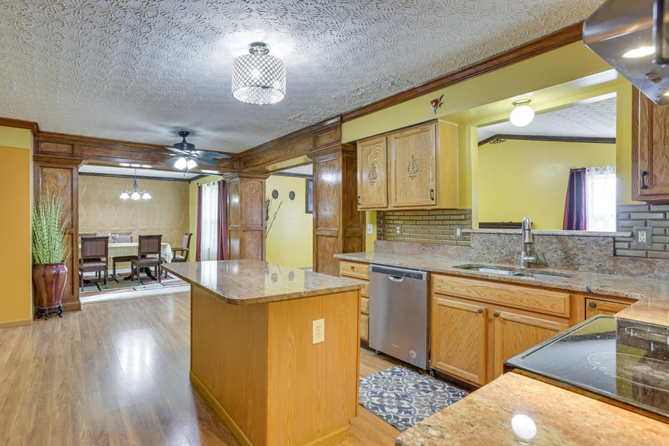 6 Mi to Rickenbacker Airport! Columbus Area Home House in Ohio