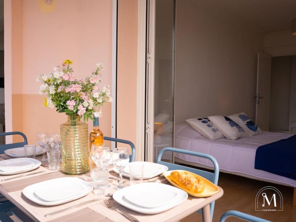 T3 lumineux à Six Fours, vue mer, garage Apartment in Sanary-sur-Mer