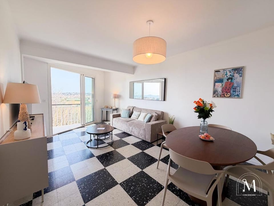 T3 lumineux à Six Fours, vue mer, garage Apartment in Sanary-sur-Mer