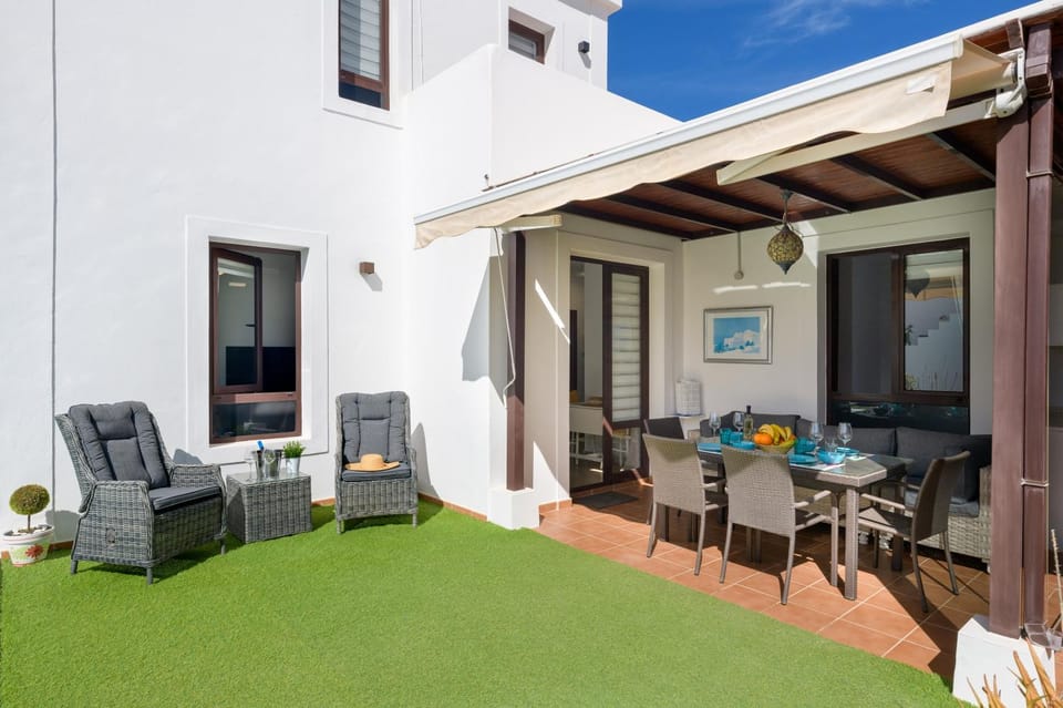 Property building, Balcony/Terrace, Living room