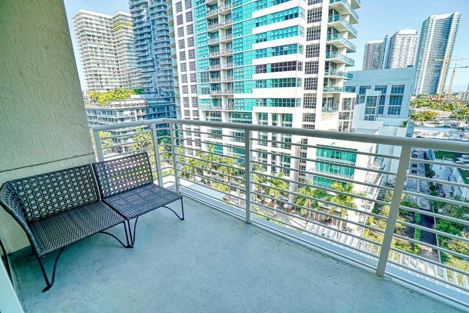 View (from property/room), Balcony/Terrace, Seating area, City view