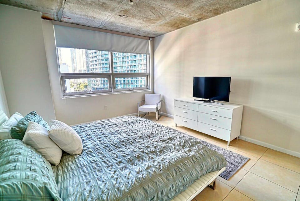 Bed, TV and multimedia, Bedroom