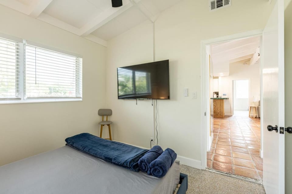 Bed, TV and multimedia, Bedroom, towels