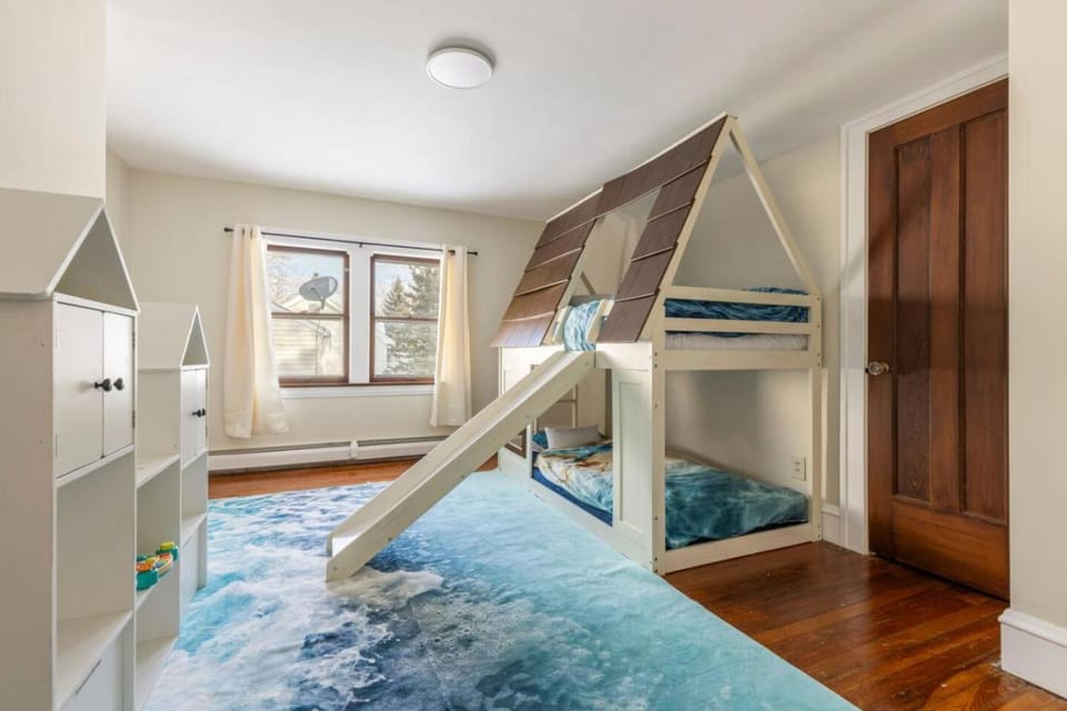 South Euclid Joy - 5BR Home House in Lake Erie