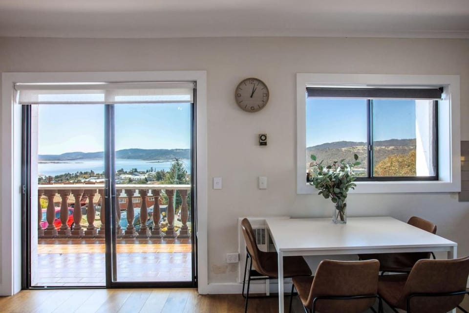 Natural landscape, Balcony/Terrace, Balcony/Terrace, Dining area, Lake view, Mountain view