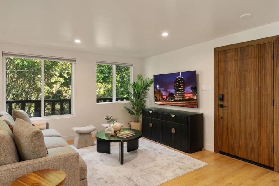 Luxury Hollywood Hills Retreat with Pool Table House in Hollywood Hills