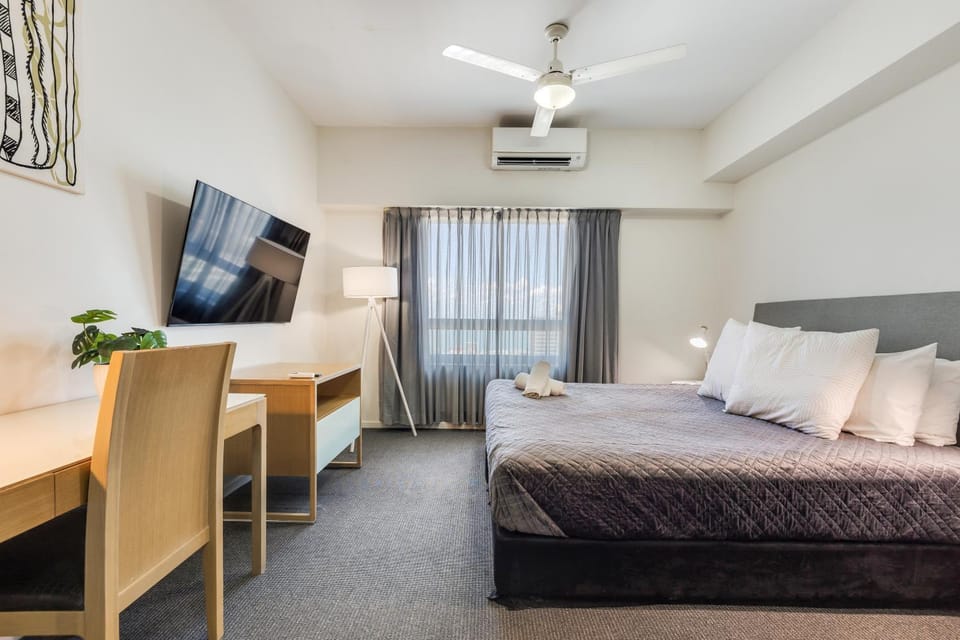 Bed, TV and multimedia, Bedroom