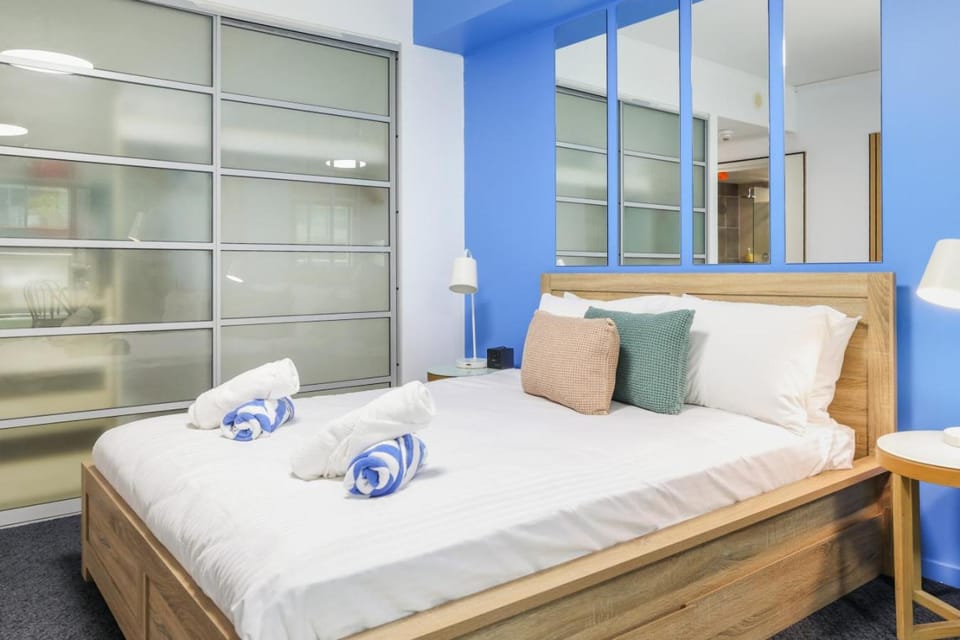 Bed, Bedroom, towels